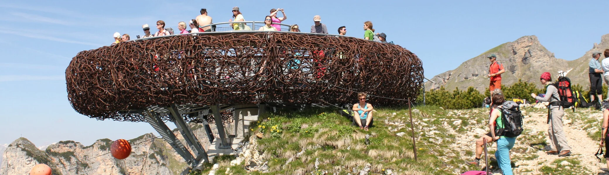 Auf dem 2.039 Meter hohen Gschöllkopf thront eine großzügige Aussichtplattform – sie sieht aus wie ein Adlerhorst | © DAV/Steffen Reich