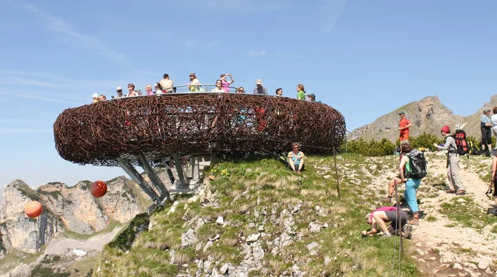 Auf dem 2.039 Meter hohen Gschöllkopf thront eine großzügige Aussichtplattform – sie sieht aus wie ein Adlerhorst | © DAV/Steffen Reich