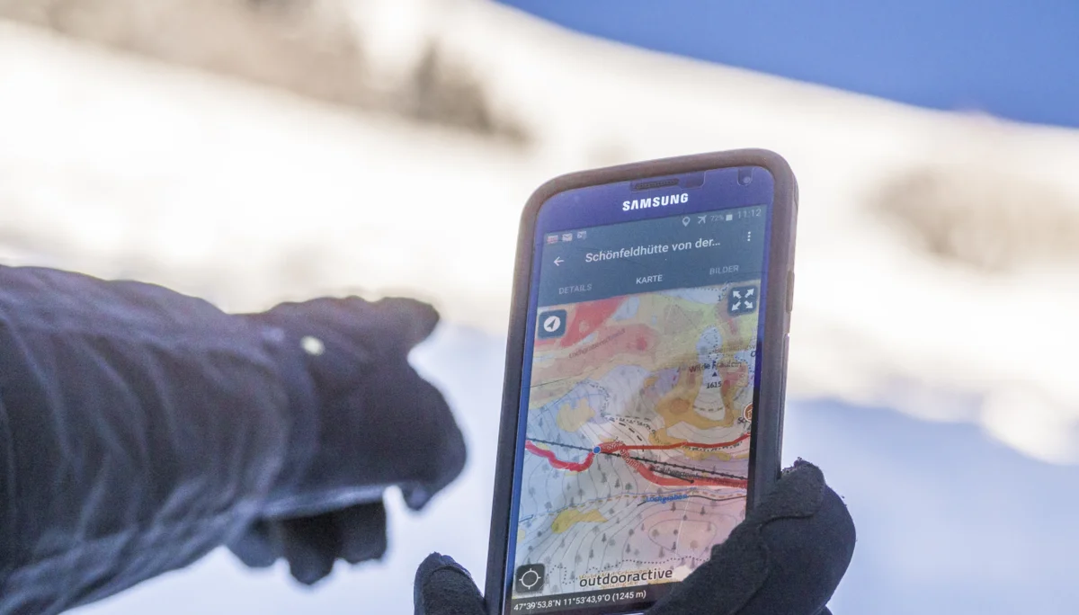 Orientierung mit der Webseite alpenvereinaktivcom, die in einem Smartphone aufgerufen ist. | © DAV /Silvan Metz