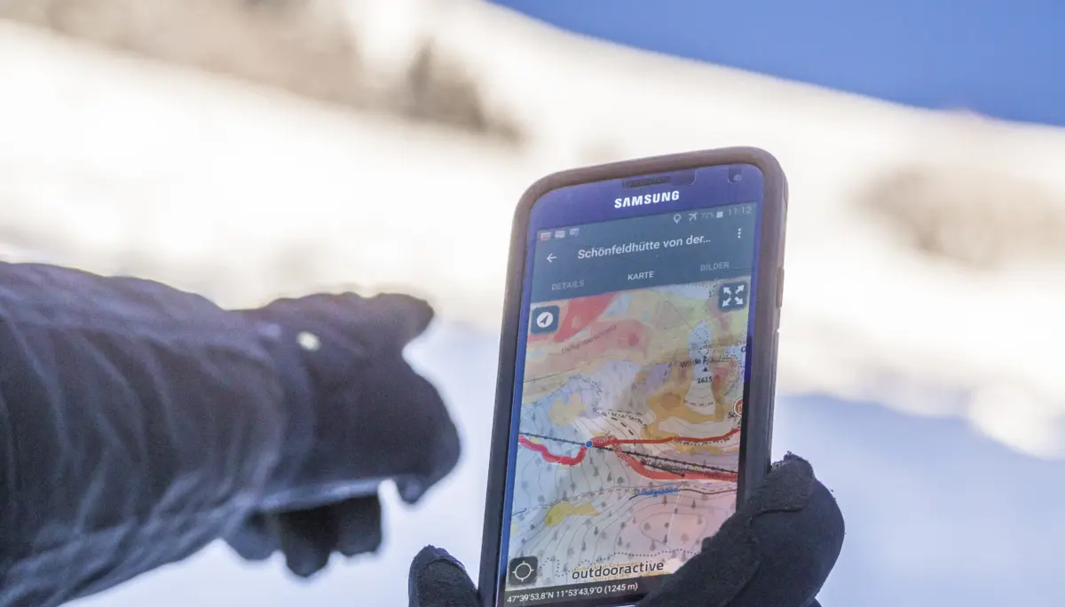 Orientierung mit der Webseite alpenvereinaktivcom, die in einem Smartphone aufgerufen ist. | © DAV /Silvan Metz